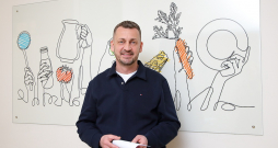 "Diemžēl praksē bieži redzam, ka iepirkumi pārvēršas par "skaistumkonkursiem", kuros ēdinātāji sacenšas, kuram ir plašāks sadarbības partneru tīkls – zemnieku saimniecības un ražotāji, ar kuriem sadarbojas līguma izpildē. Šāds mākslīgs kvantitatīvs kritērijs nekādā mērā negarantē paša ēdināšanas pakalpojuma kvalitāti – tas vairāk atbilst pārtikas produktu iepirkuma jēgai, kur galvenais kritērijs ir cena un produkta kvalitātes proporcija," secina SIA "Fristar" valdes loceklis Jānis Meija.