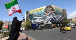 Propagandas plakāts Teherānā demonstrē ASV lidmašīnas un kuģus, kas nonākuši irāņu "tīklos". Krievijas sniegtā izlūkinformācija ļoti palīdz Irānai dot triecienus ASV bāzēm reģionā un Tuvo Austrumu valstīm. Žurnālistus pārsteidz, kāpēc Vašingtona to pacieš un par to klusē.