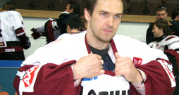 Bez Artūra Irbes ierašanās 1996. gada aprīlī Eindhovenā Latvijas hokeja izlase diezin vai būtu tikusi pie ceļazīmes uz pasaules hokeja eliti. Irbe abos svarīgākajos turnīra mačos ielaida tikai pa vienai ripai.