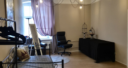 Viena no Jaunpils Rakstnieku pils rezidentu darbistabām. Viena no Jaunpils Rakstnieku pils rezidentu darbistabām.