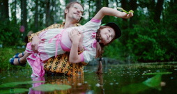 Kadrs no Alises Zariņas spēlfilmas "Nospiedumi". Kadrs no Alises Zariņas spēlfilmas "Nospiedumi".