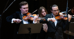 Brāmsa stīgu seksteta lasījumā Daniilam Bulajevam (no kreisās) pievienojās vijolnieks Andrejs Jegorovs un pārējie "Davinspiro Camerata" mūziķi.