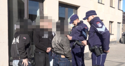 Policisti patrulē Rīgas Centrālajā stacijā. Policisti patrulē Rīgas Centrālajā stacijā.