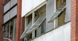 Daudzdzīvokļu mājas logi.