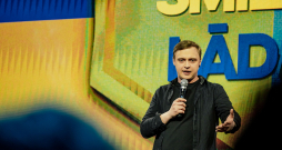 Komiķu labdarības šovā "Smieklu lādiņš" 2025. gadā. Jānis Kreičmanis.