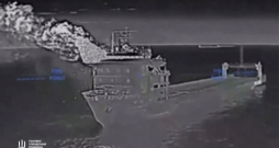 Ukraiņu dronu triecienā cietis Kerčas šauruma prāmis.