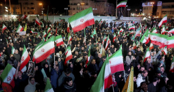 Irānas režīma atbalstītāji Teherānā izgājuši ielās pēc paziņojuma par karā ar ASV un Izraēlu panākto pamieru. Irānas režīma atbalstītāji Teherānā izgājuši ielās pēc paziņojuma par karā ar ASV un Izraēlu panākto pamieru.