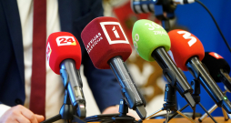 Preses konference. Mediju mikrofoni.