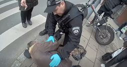 Rīgas pašvaldības policijas darbinieki glābj vīrieša dzīvību.