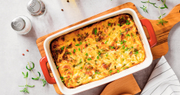 Spageti un spinātu sacepums.