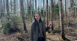 "Kainaižu" saimniece Līvija Letīcija Labanovska uzsver bērza sulas vākšanas industrializācijas priekšrocības – tikpat kā nav fiziskā darba, un sulai visu laiku jāatrodas slēgtā vidē.