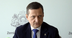 Armands Krauze, zemkopības ministrs (ZZS). Armands Krauze, zemkopības ministrs (ZZS).