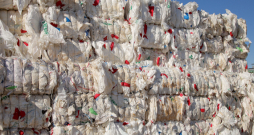 No lauksaimniekiem savāktais iepakojums nonāk "Eco Baltia vide" šķirošanas rūpnīcā, no kuras pēcāk tiek novirzīts uz pārstrādi, arī Jelgavā esošajā pārstrādes rūpnīcā "Nordic Plast".