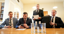 Zaļo un Zemnieku savienības pārstāvji – Saeimas frakcijas priekšsēdētājs Harijs Rokpelnis (no kreisās), labklājības ministrs Reinis Uzulnieks, ZZS valdes priekšsēdētāja vietnieks, Saeimas deputāts Uldis Augulis un ekonomikas ministrs Viktors Valainis ieradušies uz koalīcijas sanāksmi. Zaļo un Zemnieku savienības pārstāvji – Saeimas frakcijas priekšsēdētājs Harijs Rokpelnis (no kreisās), labklājības ministrs Reinis Uzulnieks, ZZS valdes priekšsēdētāja vietnieks, Saeimas deputāts Uldis Augulis un ekonomikas ministrs Viktors Valainis ieradušies uz koalīcijas sanāksmi.