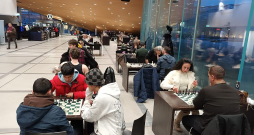 Helsinku centrālās bibliotēkas "Oodi" pirmajā stāvā var spēlēt šahu.