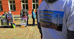 Protestētāju pret atjaunīgās enerģijas, īpaši vēja elektrostaciju, projektiem Latvijā nav mazums. Tas ir viens no kavēkļiem straujākai zaļās enerģijas projektu attīstībai. Te svarīgi atrast optimālo kompromisu, lai zaļajā aizrautībā nesastrēbtu karstu, bet arī – lai netiktu velti likti sprunguļi riteņos valsts enerģētiskajā neatkarībai.