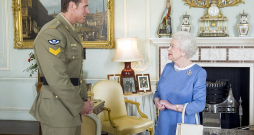 Austrālijas Speciālā gaisa dienesta pulka kaprālis Bens Robertss Smits 2011. gada 15. novembrī pieņemšanā pie karalienes Elizabetes II Bakingemas pilī. Togad viņam tika pasniegts Viktorijas krusts par varonību kaujas laukā. Austrālijas Speciālā gaisa dienesta pulka kaprālis Bens Robertss Smits 2011. gada 15. novembrī pieņemšanā pie karalienes Elizabetes II Bakingemas pilī. Togad viņam tika pasniegts Viktorijas krusts par varonību kaujas laukā.