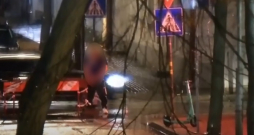 Daugavpilī vīrietis urinē uz ceļa.