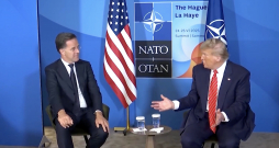 NATO ģenerālsekretārs Marks Rute un ASV prezidents Donalds Tramps.