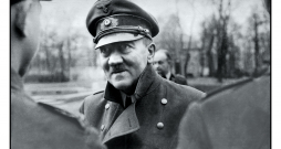 Viens no pēdējiem Ādolfa Hitlera attēliem 1945. gada aprīlī. Ādolfs Hitlers pasniedz Dzelzs krusta apbalvojumus Hitlera jaunatnes (Hitlerjugend) biedriem.