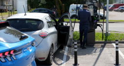 Ignitis ON elektroauto uzlādes centrs ''Rīga Plaza'' stāvlaukumā.