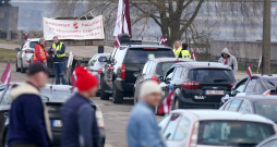 Zaķusalā notiek protesta akcija, kuru rīko Latvijā licencētie taksometru vadītāji pret "Bolt" īstenoto politiku, jo valdība nav izpildījusi nozares izvirzīto ultimātu un nav veikusi reālus soļus platformas monopola ierobežošanai.