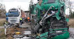 Piecu kravas automašīnu sadursmes dēļ bloķēta Liepājas šoseja netālu no Tīreļiem Piecu kravas automašīnu sadursmes dēļ bloķēta Liepājas šoseja netālu no Tīreļiem