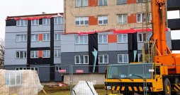 Pēc fasādes atjaunošanas ar rūpnieciski ražotajiem koka karkasa paneļiem no baltajiem silikātķieģeļiem celtais nams Valkā, Tirgus ielā 12, iegūs pavisam citu izskatu.