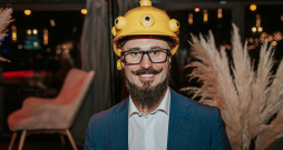 "Šobrīd "Helm X" viedās ķiveres tiek testētas vienā no pasaules vadošajiem enerģētikas uzņēmumiem – "British Petroleum", aprīļa beigās plānojam doties uz Lībiju, kur veiksim pilotprojektu Lībijas nacionālajā naftas kompānijā "National Oil Corporation" – veidosim gan digitālo dvīni, gan pilotēsim ķiveri," stāsta uzņēmuma "3D Engineering" valdes priekšsēdētājs, jaunuzņēmuma "Helm X" dibinātājs un viedās ķiveres idejas autors Reinis Točelovskis.