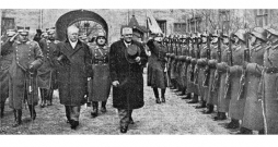 K. Ulmanis pirmo reizi kā valsts galva sveicina Rīgas pils sardzi. K. Ulmanis pirmo reizi kā valsts galva sveicina Rīgas pils sardzi.