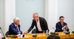 Rēzeknes domes vadība – Aleksandrs Bartaševičs (no kreisās), Jānis Tutins un Aleksejs Stecs pēc domes priekšsēdētāja vēlēšanām. Rēzeknes domes vadība – Aleksandrs Bartaševičs (no kreisās), Jānis Tutins un Aleksejs Stecs pēc domes priekšsēdētāja vēlēšanām.