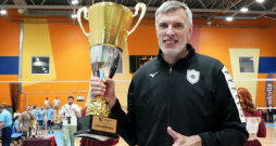 "Robežsardze"/"Rīgas Stradiņa universitāte" treneris Raimonds Vilde ar Latvijas čempionāta volejbolā kausu.