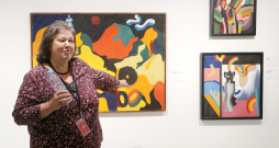 Irēna Bužinska: "Gandarījums rodas, kad skatītāji mākslinieka darbos pamana to, kam līdz tam pagājuši garām." Attēlā: 2020. gadā Irēna Bužinska bija kuratore Romualda Geikina gleznu un akvareļu personālizstādei "Konverģence. Gleznas un akvareļi".