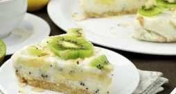 Jogurta kūka ar kivi un banāniem.