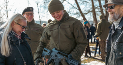 Gaisa spēku VAD karavīru zvēresta došanas ceremonijā Lielvārdē 48 valsts aizsardzības dienesta karavīri, kuri kopš 14. janvāra dienestu uzsākuši Nacionālo bruņoto spēku Gaisa spēkos, 6. martā deva svinīgo zvērestu. Šajā dienā karavīri tikās arī ar tuviniekiem.