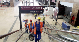 Celtnieki Berlīnes-Brandenburgas lidostas iekštelpās. Lidostu atklāja 2020. gadā, taču tās būve vēsturē palikusi kā "katastrofa visos līmeņos".