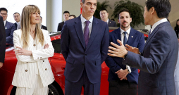 Ziņa par tiesvedības draudiem Spānijas premjeru Pedro Sančesu (vidū) un viņa dzīvesbiedri Begonju Gomesu (pa kreisi) šonedēļ sasniegusi oficiālās vizītes laikā Ķīnā.