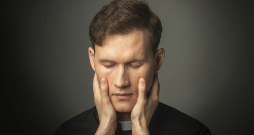 Valmieras teātra izrāde "Šaubas" Toma Treiņa režijā būs psiholoģisks stāsts par patiesības meklējumiem.