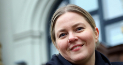 Paula Pļavniece: "Neatkarīgi no laikmeta, kurā dzīvojam, pusaudža apjukums ir visus vienojošs. Un tie mēs, kas bijām pusaudži deviņdesmitajos un divtūkstošajos gados, varam atskatīties pagātnē, redzot, kā tas ir tagad, kad brīvā pasaule jau rūc ar pilnu jaudu."