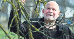 "Vēroju, kā aizlido putni, pamazām krīt lapas un vēlāk pamazām koki atkal sāk zaļot. Latvijas koki ir cīnītāji," teicis komponists Pēteris Vasks.