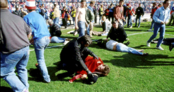 Stadiona zālienā gulēja cilvēki, kuriem mediķi, policisti un citi līdzjutēji centās sniegt palīdzību. Hilsboro traģēdijā bojā gāja 96 cilvēki, daudziem uz mūžu paliekot par invalīdiem.