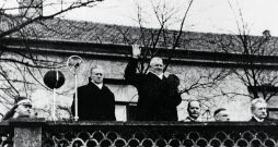 Valsts un Ministru prezidents Kārlis Ulmanis (centrā) un kara ministrs ģenerālis Jānis Balodis pie Rīgas pils 1936. gada aprīlī.