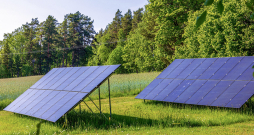 Visdrošāk saules paneļus izvietot uz zemes.