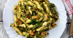 Pasta ar kūpinātu cūkgaļu un lakšu pesto.