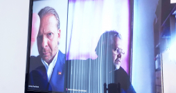 Aleksejs Rosļikovs (ekrānā no kreisās) tiesas sēdes laikā Rīgas pilsētas tiesā.