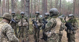 Kareivju militārās pamatapmācības kursa dalībniekiem šī būs pirmā nakts mežā.