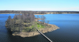 Apkārt 1,8 hektārus lielajai salai ved pastaigu taka 442 metru garumā.