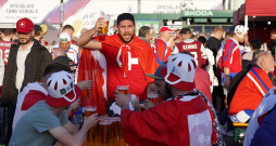 Pēc septiņu gadu pārtraukuma līdzīgi kā 2023. gada pavasarī hokeja fani no daudzām valstīm varēs atkal pacelt alus kausus Rīgā. Pēc septiņu gadu pārtraukuma līdzīgi kā 2023. gada pavasarī hokeja fani no daudzām valstīm varēs atkal pacelt alus kausus Rīgā.