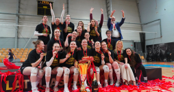 Latvijas čempionāta volejbolā sievietēm 1. vietas ieguvējas ''RSU" komandas spēlētājas ar izcīnīto kausu apbalvošanas ceremonijā "Rimi" Olimpiskajā centrā.