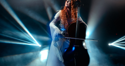 Dziedātāja MADARA.